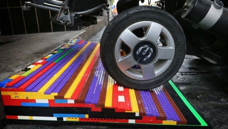 Bari, con la rampa di Lego si evidenziano le barriere architettoniche in città: "Donate mattoncini colorati per realizzarla"