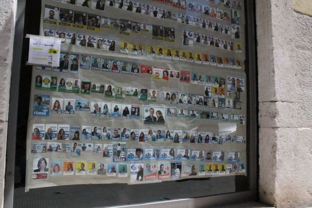 Trani, in vetrina la collezione dei santini elettorali