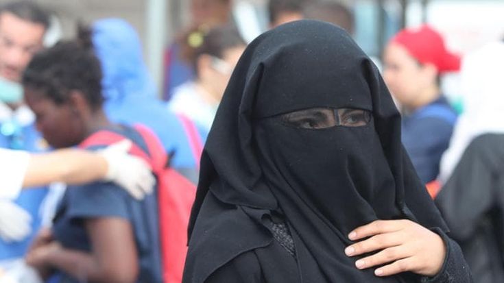 La battaglia della Lega contro il velo totale: vuole impedire niqab e burqa in Piemonte