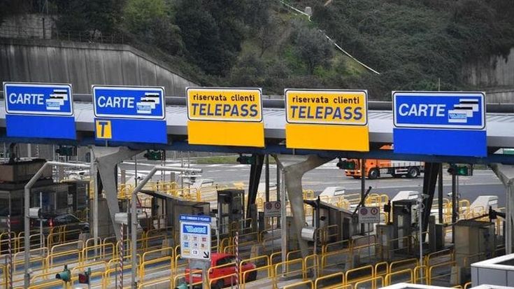 Autostrade, assicurazione, sigarette: raffica di aumenti nel 2026