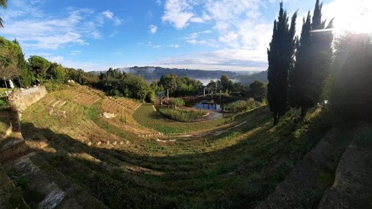 L’Anfiteatro di Arcugnano due volte falso: simbolo del grottesco, ma costa troppo abbatterlo