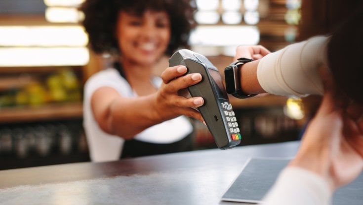 Pagamenti digitali, quasi raggiunto il livello del contante