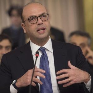 Voli di Stato, i 5 stelle presentano un esposto contro Alfano