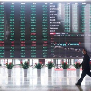 Cautela sull'intesa franco-tedesca, Borse europee in calo. Nuovo boom di domande per il Btp Italia