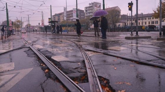 Maltempo a Milano, fioccano le segnalazioni di buche nelle strade: oltre 1700 interventi in 7 giorni