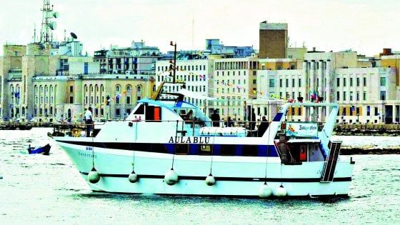 Bari, stop alle minicrociere del lungomare: burocrazia e intoppi, la nave trasloca a Otranto