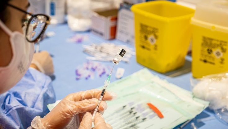 Covid, in regione i non vaccinati rischiano 10,9 volte in più la terapia intensiva