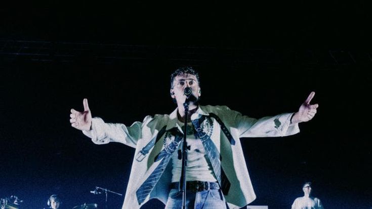 Tredici Pietro, il rapper-figlio alla prova del concerto dal vivo
