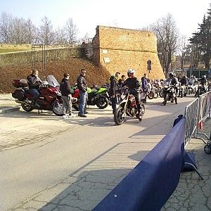 Torna dal motoraduno, centauro esce di strada e muore