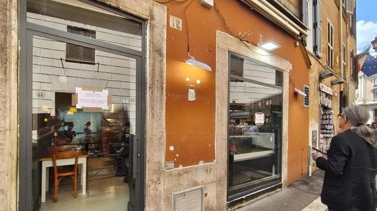Fontana di Trevi è un suk: rissa tra ristoratori, forme di parmigiano al sole e spritz a 15 euro