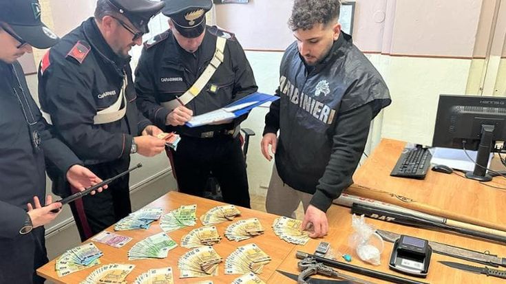 In casa aveva una scimitarra, mazze da baseball e cocaina: arrestato 43enne
