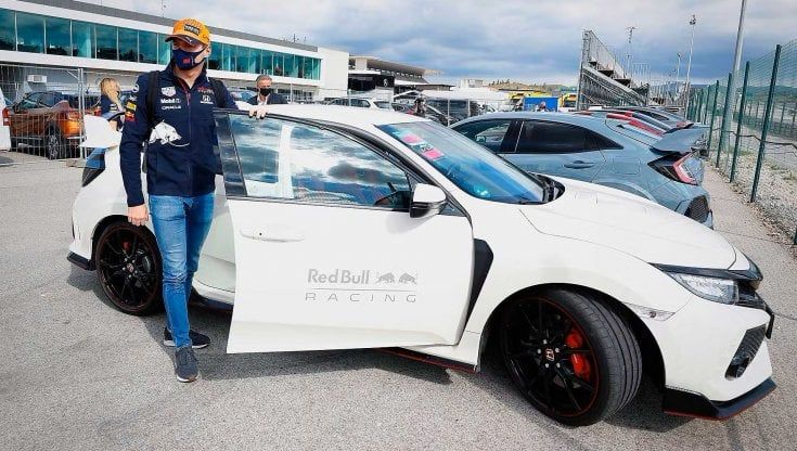 All'asta l'Honda Civic di Verstappen con la firma sulla plancia