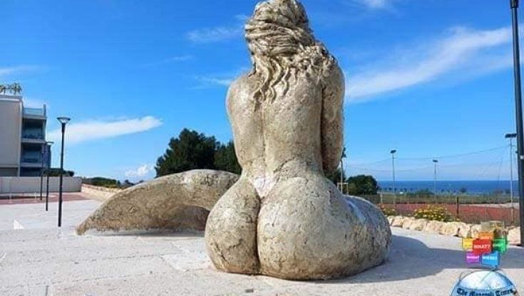 Monopoli, una sirena procace nel parco giochi: la statua realizzata dagli studenti fa discutere