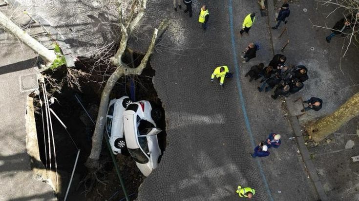 Maxi voragine al Vomero a Napoli, indaga la Procura. I passeggeri delle auto inghiottite: “Giù un palo appena ci hanno tirato fuori”
