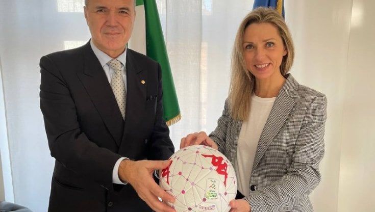 Serie B, in campo con un pallone rosso per dire basta alla violenza contro le donne