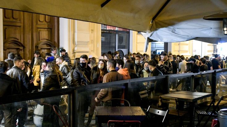 Chiaia, i gestori dei baretti replicano al prefetto: “Contro la folla più controlli”