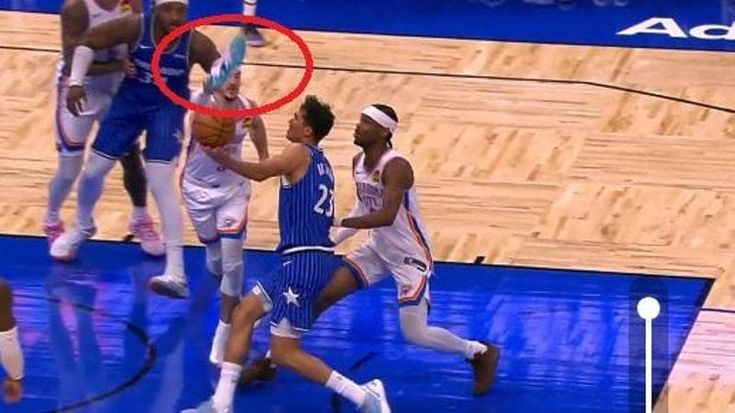 Nba, mai visto prima: Caruso tenta una stoppata con la scarpa in mano