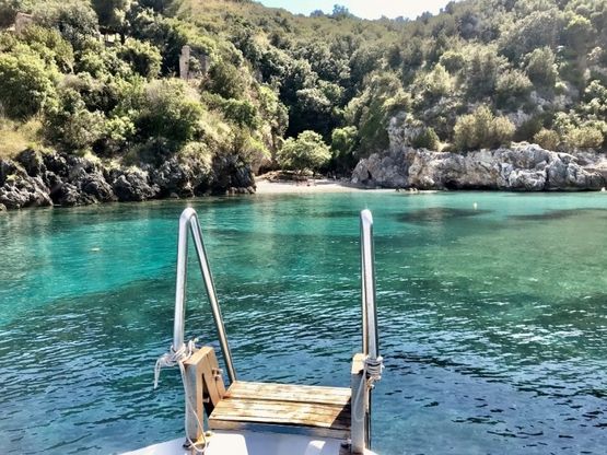 Camerota, i pescatori ripuliscono la baia degli Infreschi