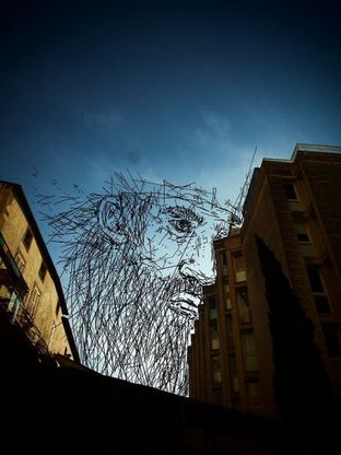 L'arte nel blu: Thomas disegna tra i palazzi