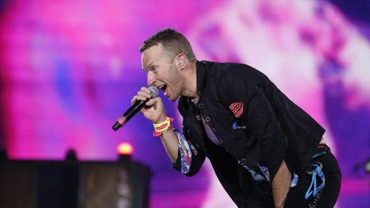 Coldplay, Blanco, Maneskin: stretta sui bagarini digitali dei concerti. Casalinghe e studenti nel mirino di Gdf e AgCom. “Prezzi folli”