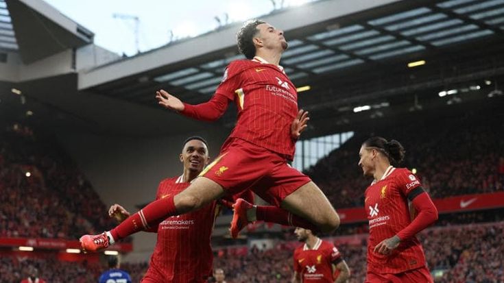 Il Liverpool piega il Chelsea e resta solo in vetta, il City passa al 95’ a Wolverhampton