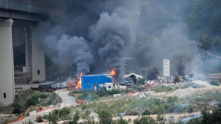 Devastazione No Tav, nel cantiere a Chiomonte tra roghi e bombe carta
