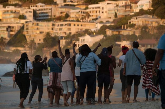 Sudafrica, in spiaggia torna la tensione razziale: proteste e sacrifici rituali