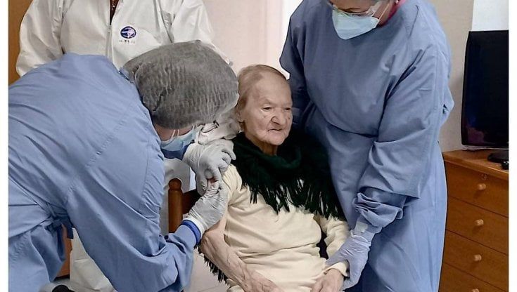 Covid, nonna Concetta si vaccina a 100 anni. La nipote commossa: "Presto potremmo riabbracciarci"