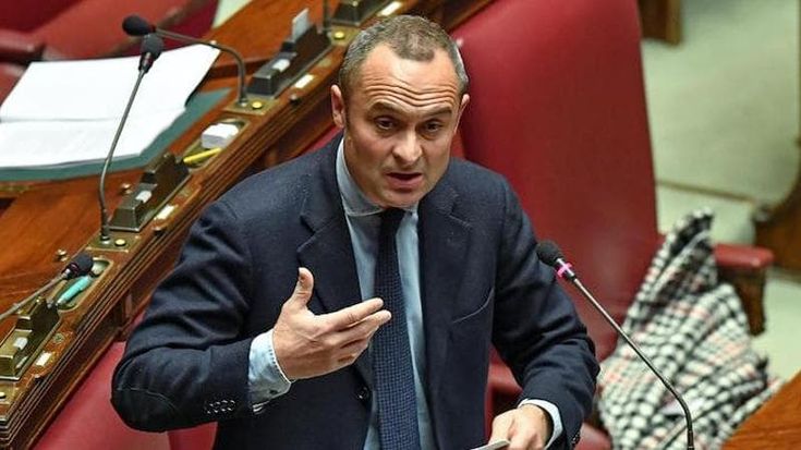 Niente decadenza per i sindaci fino alla condanna definitiva: Azione tenta il blitz per modificare la legge Severino