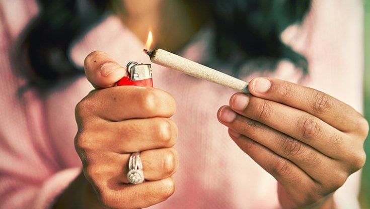 Prof fuma le canne con gli studenti. Un minorenne: "Mi ha dato anche la cocaina"