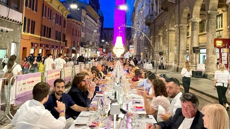 La tavolata degli 800 in via Rizzoli "Raccontiamo a voce alta i disturbi alimentari”