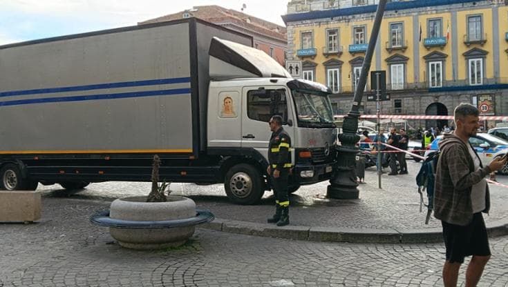 Napoli, tir senza controllo rischia di finire sui passanti: un lampione ferma la sua discesa libera