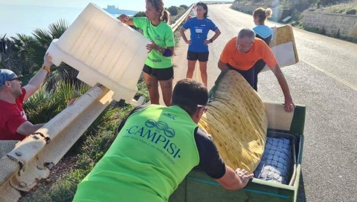 Siracusa, la corsa degli ecorunners che segnalano i rifiuti abbandonati