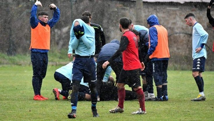 Il portiere si accascia, l'allenatore eroe degli avversari irrompe in campo e gli salva la vita