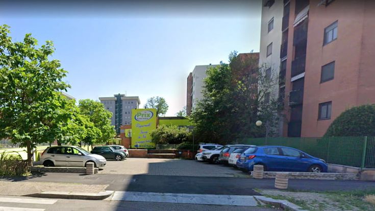 Milano, minacce sul muro di casa e poi l’agguato: 18enne picchiato perché aveva lasciato una ragazza