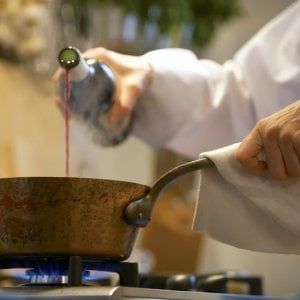 Vino e fornelli, un abbinamento vincente per stare bene