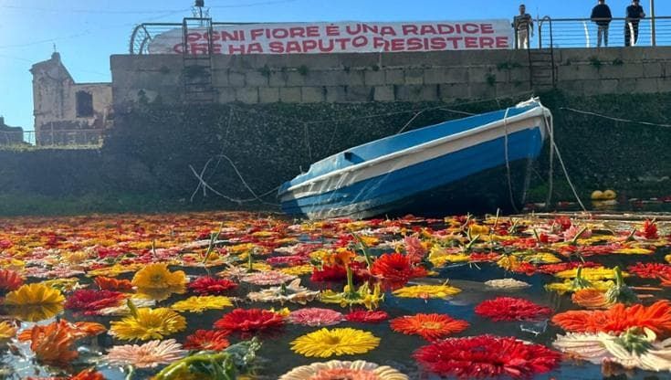 Pozzuoli, duemila fiori nel porticciolo per “resistere al bradisismo”