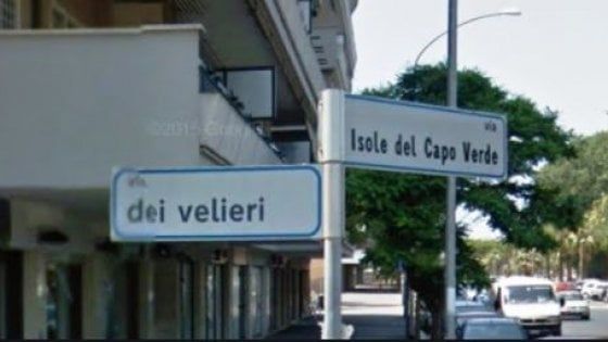 Ostia, bimbo portatore di handicap fa le bolle di sapone, la vicina chiama la polizia municipale
