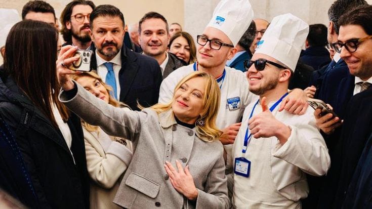 Meloni e gli auguri agli eletti FdI: “Anno tosto, il 2026 sarà peggio”