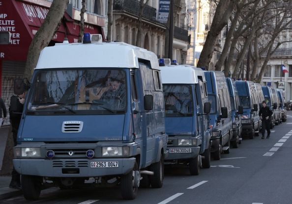 Parigi in piazza: le imponenti misure di sicurezza