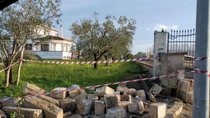 Salento, con l’auto contro il muretto a secco all’alba: una 27enne in ospedale