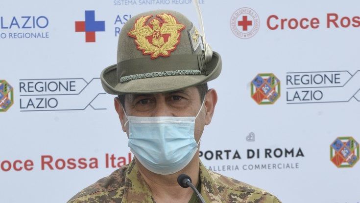 Vaccini, il commissario Figliuolo: "Valutiamo di estendere AstraZeneca agli under 60"