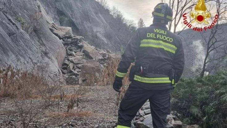 Frana il costone di una montagna a Luino, i massi colpiscono anche la facciata di un condominio: evacuate 11 famiglie
