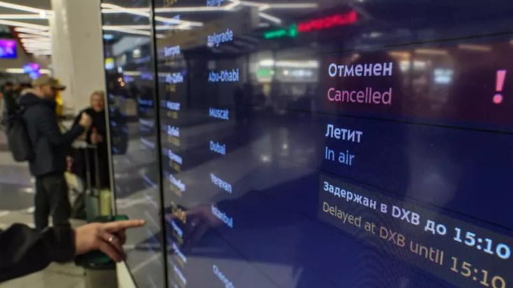 L’Ucraina: vietare i voli civili in Russia. Le prime cancellazioni. Vettori che sorvolano il Paese