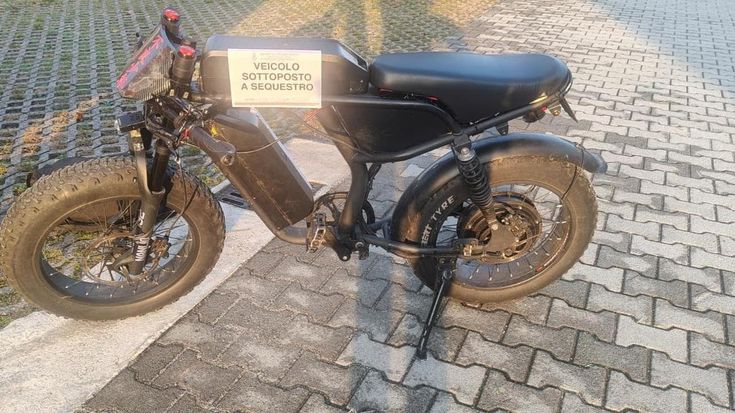Modifica l'e-bike per raggiungere i 60 km/h, velocità gestita da una App: multa di 6mila euro