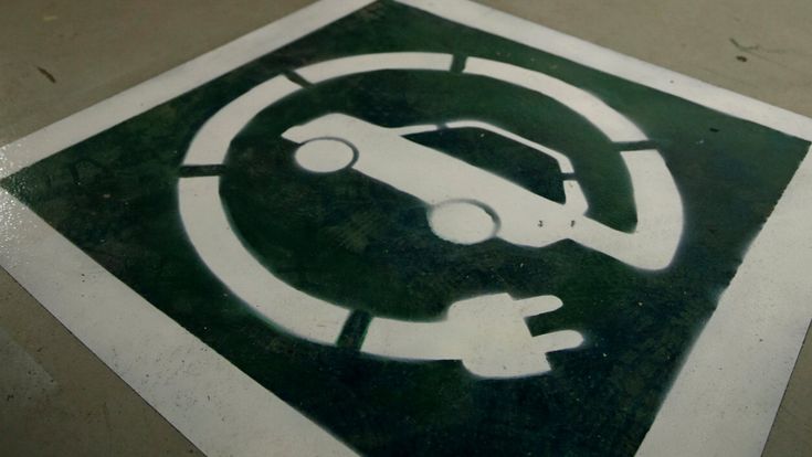 Enel X, ogni lampione avrà una presa per l’auto elettrica