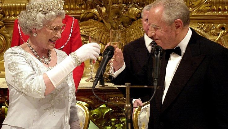 "Berremo un gin tonic in suo onore", gli inglesi nei pub della Capitale salutano la regina Elisabetta