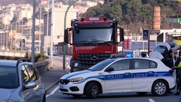 Incidente a Genova in Lungobisagno, quarantenne muore su uno scooter