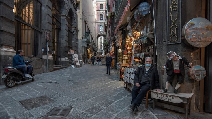 Napoli, luci spente a San Gregorio: "Stretti dalla crisi e ignorati: muore la via dei presepi"