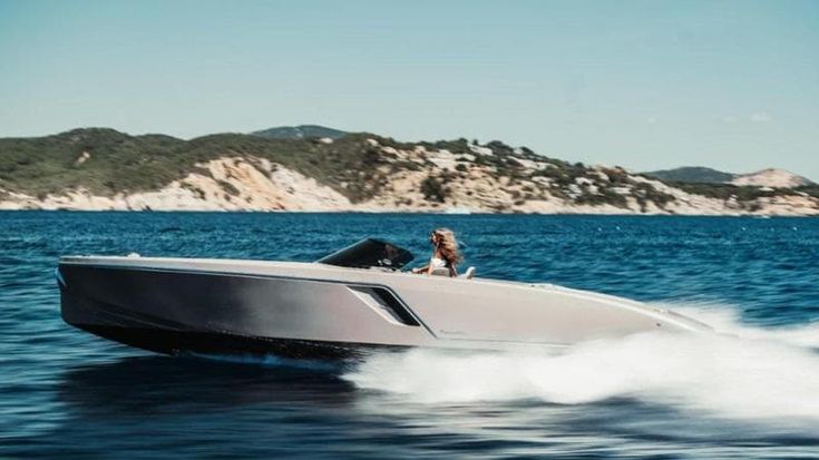La nautica italiana tira e il Salone di Genova fa il pieno di anteprime. Anche tra i daycruiser. Ecco alcune novità